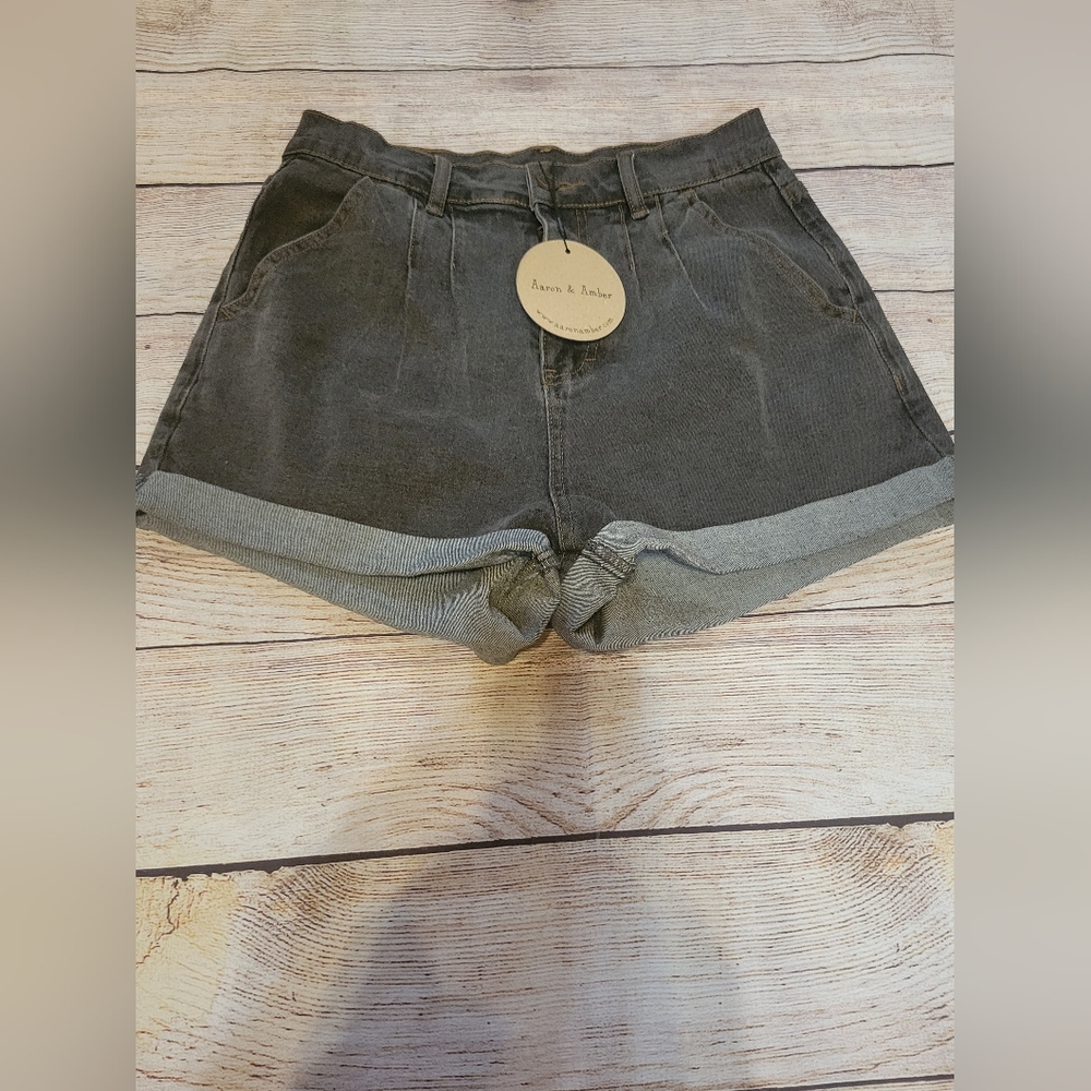 Amber and Aaron brand size small